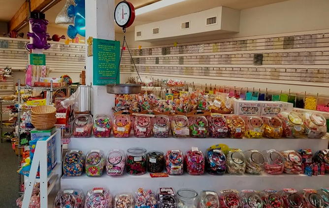 Rockland Trust small business shopping guide presents Pinches Pounds in our 2025's guide. 