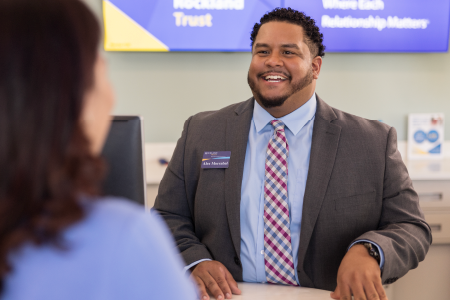 Teller asking customer why they bank with Rockland Trust